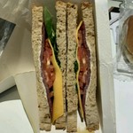 TOTAL - ほうれん草とドライビーフ、チェダーチーズのサンドイッチ　4.65ユーロ