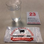 ジャッキー ステーキハウス - テーブルの番号札、おしぼり、お冷や