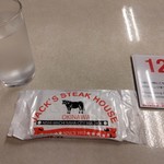 ジャッキー ステーキハウス - テーブルの番号札、おしぼり、お冷や