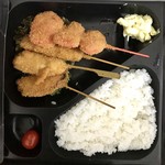 串カツ田中 - 大阪満喫弁当(串カツ牛・串カツ豚・大阪名物紅ショウガ・玉ねぎと定番串カツ)850円