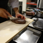 セララバアド - お肉をカット