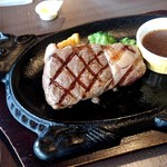 フォルクス - 熟成サーロインステーキランチ2130円(外税)レアで頼んだのですが、中心に少し赤みが残ってるくらいで、レアと呼べる代物ではないかなf(^_^)