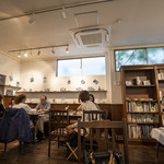 Suzunoki Kafe - 店内。正面壁面にも展示物が飾られていますーー他のお客さんがいるとちょっと見辛い。