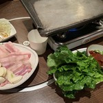 万宝家 - サンギョプサル（チシャ、ゴマの葉、ねぎサラダ付き）（￥1500）