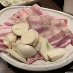 万宝家 - サンギョプサル（チシャ、ゴマの葉、ねぎサラダ付き）（￥1500）