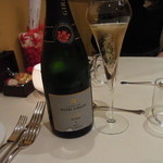 トラットリア・アルベロ - 泡／アンリ・ジロー／シャンパーニュ・エスプリ・ブリュット／ＮＶ