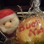 トラットリア・アルベロ - テーブルにはイタリア語のメリークリスマスと手作りサンタ