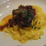 トラットリア・アルベロ - プリモピアット／サフランを練りこんだタリアテッレ、和牛テールの赤ワイン煮込みソース