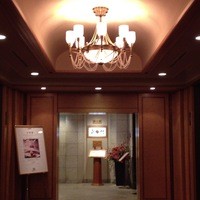 嘉門 - エレベータを降りると、嘉門がある