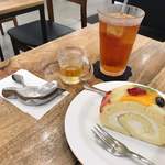 はらロール+Cafe - 季節のフルーツのロールケーキとアイスティー