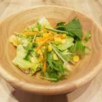 ミノリ レストラン＆バル - サラダは普通です