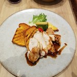 ミノリ レストラン＆バル - 上空から鶏胸肉ソテー　スパイシーなバルサミコソース