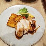 ミノリ レストラン＆バル - 上空から　鶏胸肉ソテー　スパイシーなバルサミコソース