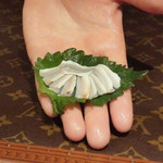 鮨 尚充 - 大葉の上に乗せる