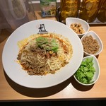 Hyakunanajuu go do deno tantammen - ‪汁なし担担麺 すごくシビれる ナッツ・肉・パクチー増し