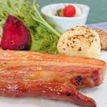 オリーブの風 - 前菜自家製ベーコン。充分メイン料理に見えるんでけど…！！