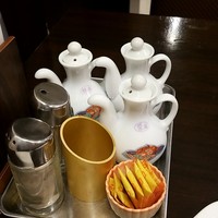 梅蘭 御茶ノ水ワテラス店 - 卓上の調味料