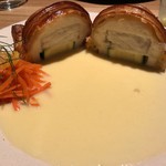ラ・ボンヌターブル - スズキとホタテ貝ムースのパイ包み　ベルモットのブールブランソース、キャロットラペ