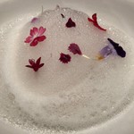 ラ・ボンヌターブル - 枇杷のブランマンジェ、パイナップルとパパイヤのシャーベット、甘酒の泡、花