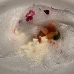 ラ・ボンヌターブル - 枇杷のブランマンジェ、パイナップルとパパイヤのシャーベット、甘酒の泡、花