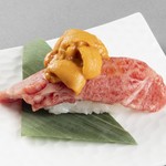 あぶり牛にぎり雲丹添え（1貫）