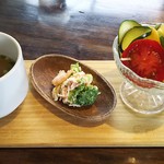 うふcafe - ガレットランチのサラダ、スープ、前菜のプレート