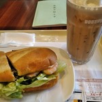 ドトール コーヒー ショップ - エビサーモンバジルソース　ミラノサンドBとアイスミルク茶ソフトアイスクリームのせ　アイス美味