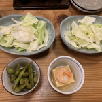 焼とり いぶし坐 - キャベツとお通し（燻製枝豆、卵豆腐）