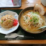 Hachiman Ramen - 味噌ラーメン820円＋半チャーハン280円