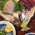 丸千葉 - おさしみ三点盛(もどりカツオ、いわし、スズキ)