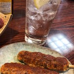 丸千葉 - 白ハイボール＋牛たん入つくね