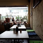 キッチン花吉 - 大きな窓には花ちゃんのイラスト