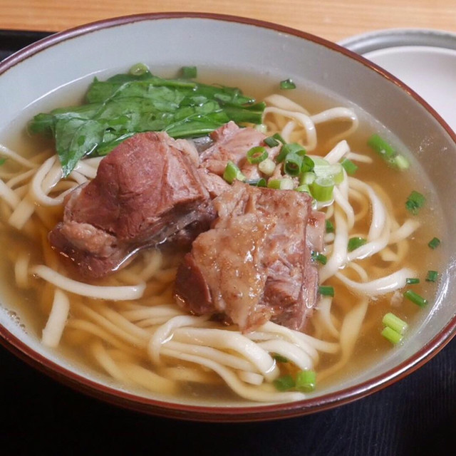 『ウミヘビ(イラブー)、イルカ(ヒートゥ)、山羊といった珍しい沖縄料理は大体食べられるお店!』by ぶたみみ : 名護曲レストラン (なぐ ...