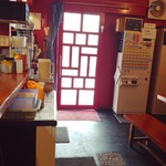 水舞饌 - カウンターからお店の入口歩行を見る。