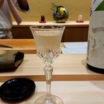 Sushi Ueda - 冷酒は美しいグラスでいただきました