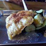 ラティスワーク ブリューイング タップハウス - フィッシュアンドチップスはタルタル切れでケイジャン味になっていた．