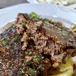 LE PARIGOT - ＊挽肉ではなくお肉を粗く刻んだ印象で、お肉の旨みを感じますしスパイスが効いていて美味しい。 ジューシーなハンバーグも好きですが、これ気に入りました。