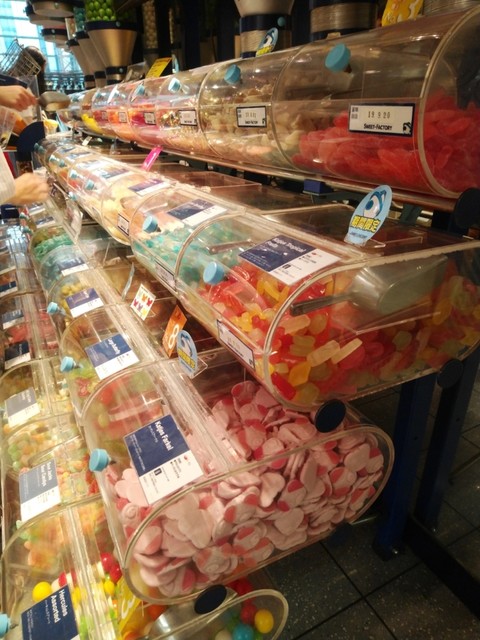 色とりどりのお菓子の量り売り店 By ｑueen Wasp スウィートファクトリー クイーンズスクエア横浜店 みなとみらい スイーツ その他 食べログ