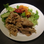 ビューアンドダイニングザスカイ - 　野菜サラダと、豚肉の薄切り肉のガーリックソース和えです。