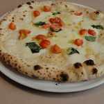 Mamma Pasta - その後はミニトマトが使用されたマルゲリータを頂き、勿論焼きたてなので
      ピザは熱々でチーズが柔々と美味しく卒が無い味わいでした。