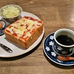 Kafe Yasuragiya - 本日の珈琲・モカ（410円）、メガピザトーストモーニング＋ゆで卵・サラダセット（100円）