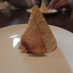 チャミヤラキッチン - 無料のお通しパパド。微妙な塩加減です。