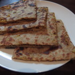 チャミヤラキッチン - ゴビパラータは全粒粉チャパティで細かくしたカリフラワーの挟み焼きみたいなもので素朴な味わいです。