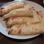 チャミヤラキッチン - チーズナンは見栄え良しつまみに良しです。