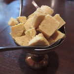 チャミヤラキッチン - クルフィを始めて食べた友人は独特な風味と食感を味わっていました。