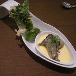 キッチンステージ - 卵の殻に詰めたロワイヤルと牡蠣のハーブオイル風味　菜の花のベニエ添え