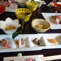 日本料理 落柿 - テーブルにはお料理が並べられています。
