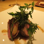 RISTORANTE IL NODO - 蝦夷豚ヒレ藁焼き　新玉ねぎ取り分けられました