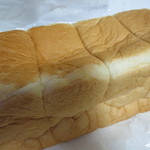 極上 鎌倉生食パン - 焼き色は薄め。ミミも薄め。