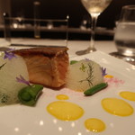 グランド ダイア - ノルウェーサーモンのミ・キュイ サフランクリームソース(横から)